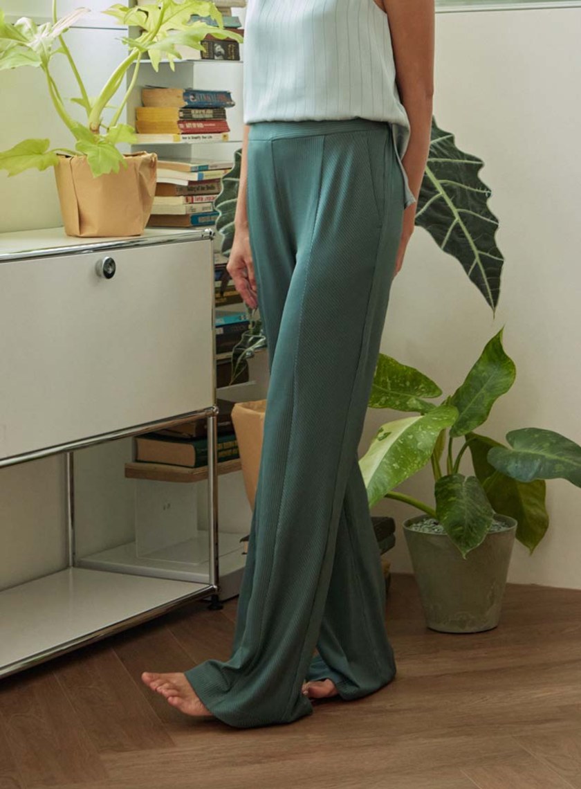 寬腰頭彈性合身微喇叭褲